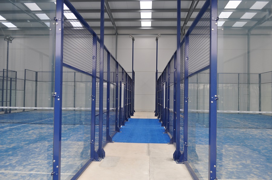 Pasillo entre pistas de pádel